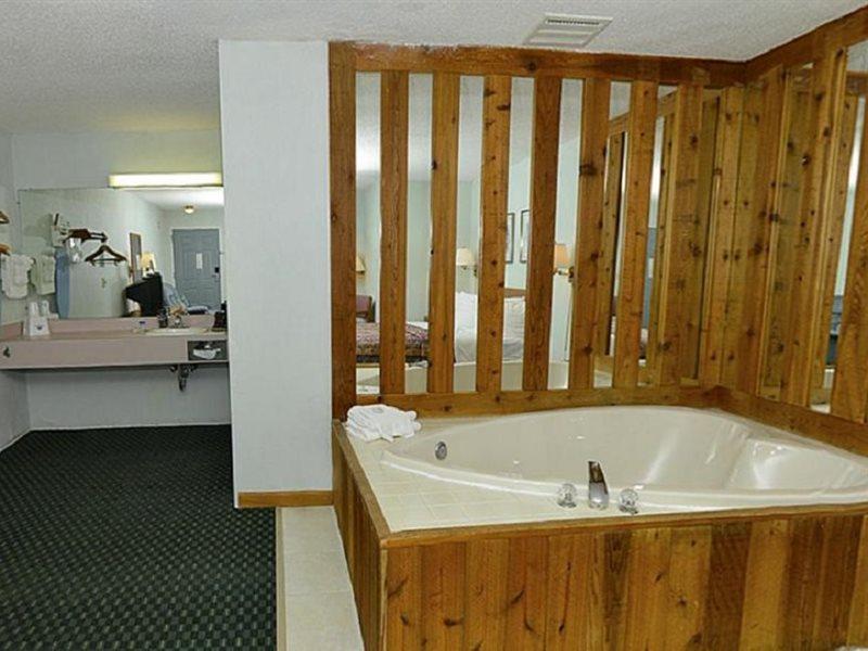 Americas Best Value Inn Saint Ignace Exterior foto