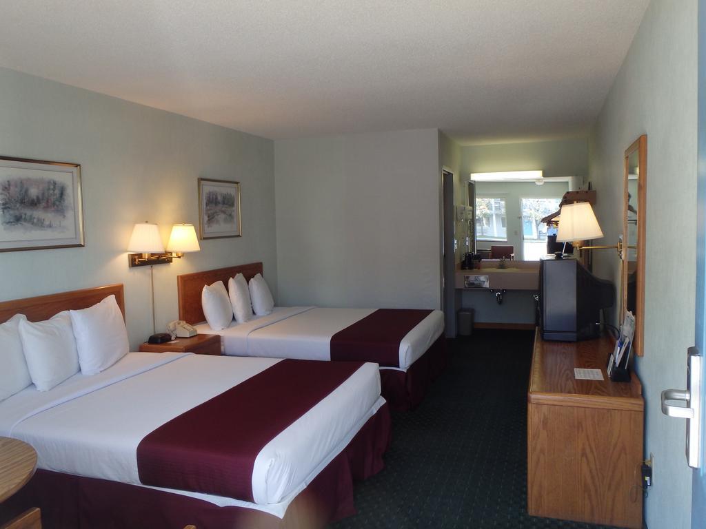 Americas Best Value Inn Saint Ignace Exterior foto