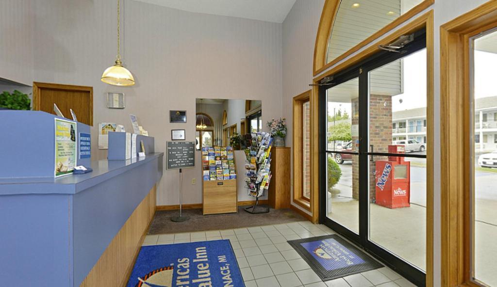 Americas Best Value Inn Saint Ignace Exterior foto