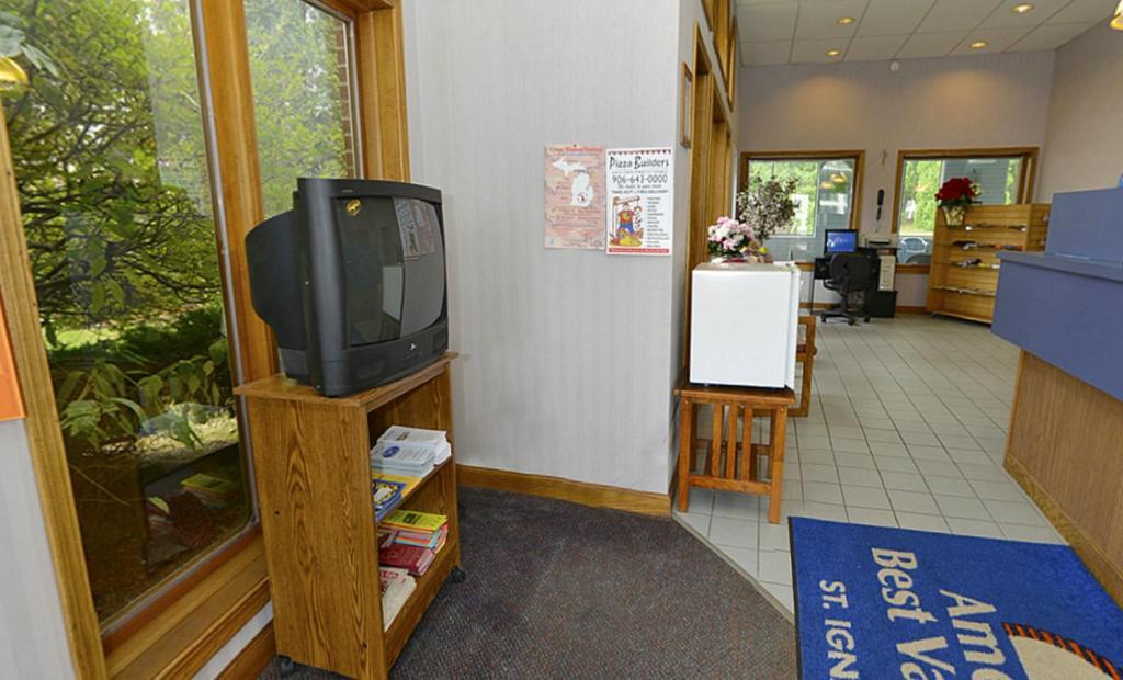Americas Best Value Inn Saint Ignace Exterior foto