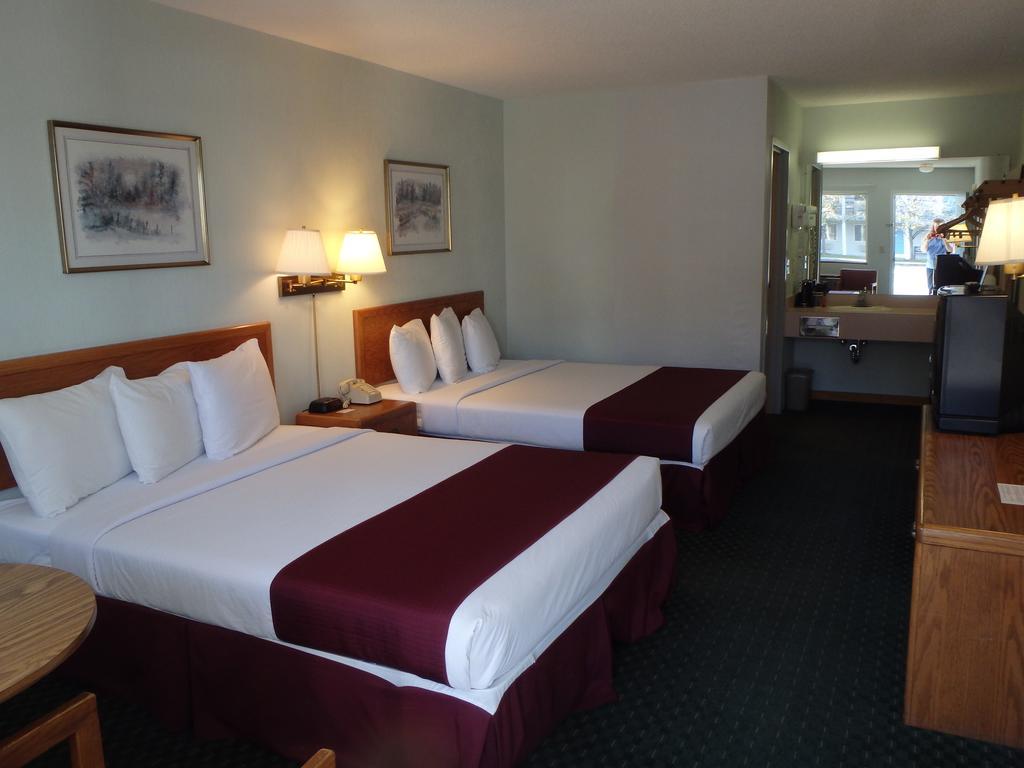 Americas Best Value Inn Saint Ignace Exterior foto