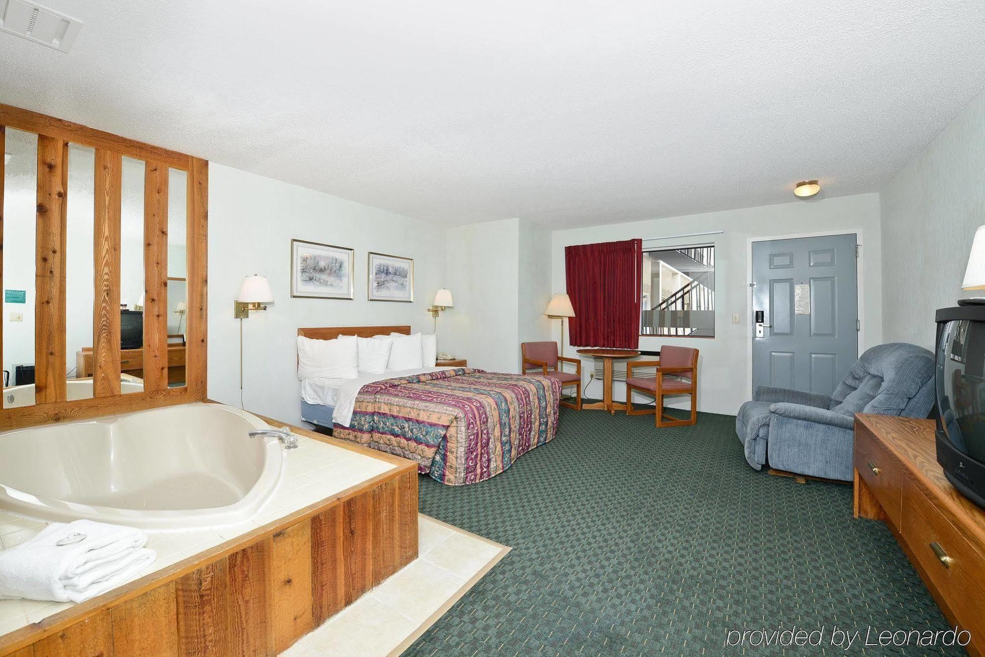 Americas Best Value Inn Saint Ignace Exterior foto